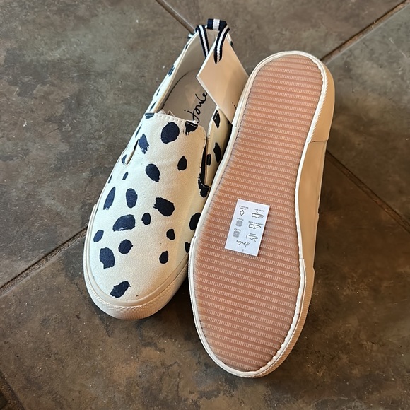 Brand new w/ Tag black/ white sneakers size 7 run a little big - Picture 2 of 3